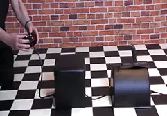 可爱的女孩抓住自慰她的邻居