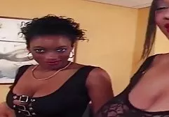 可爱的女孩在他们的房间里热情地被两个人操