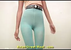 年轻的妻子激起了她疲惫的丈夫，并把他干在椅子上