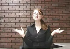 华丽的黑发巧妙地诱惑了那个操她的男人