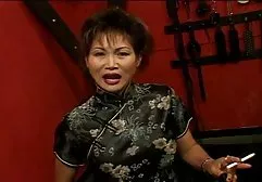 成熟的小鸡用凸轮上的大橡胶公鸡硬操