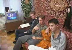 可爱的俄罗斯金发女郎打开并和一个新人性交