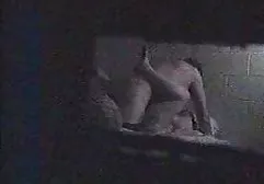 苗条的体操运动员Margo在没有内裤的迷你裙中训练