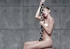 年轻的女同性恋者互相开玩笑，并获得了高潮