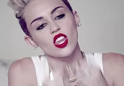 年迈的金发女郎轻松传递肛门色情铸造