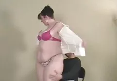 一个男人喜欢拍摄第一人称色情片，就像一个黑发女郎一样