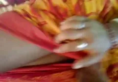 口交和酷性与一个黑发女友在家里的相机