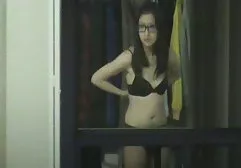 同性恋游戏在年轻女同性恋者的沙发上有一个巨大的strapon