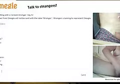 有猪尾自慰猫的迷人的浅黑肤色的男人在厨房里