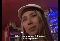 漂亮的女人在铸造期间的性交期间打破了肛门孔