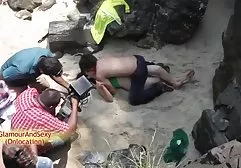 绑定的小鸡在肛门孔中喷出并冷却otzharil