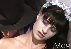 甜美的黑发被一个新人用双手绑住了