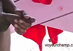 年轻的瘦小黑发与两个热门的家伙奠定了。