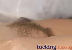 年轻的黑发疯狂地爱从她温柔的嘴唇舔暨