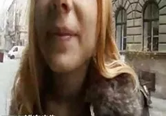 乱搞年轻的配偶包裹在一个花环