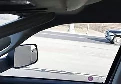 漂亮的女孩高兴地吸了一个更大的成员