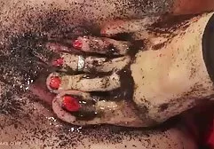 年轻的黑发落入残酷的出租车司机的手中