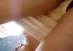 有红色头发的逗人喜爱的女孩热情地由一位成熟医生操