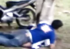 变态丈夫恋物癖乱搞他性感的配偶在地板上