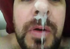 在一个狗的姿势，这个家伙在相机上美丽地操了他的女朋友