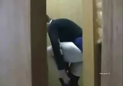 辣妈在网络摄像头上展示大自然山雀