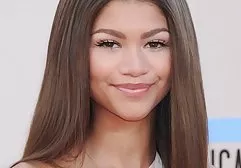 把手指放在球场上多汁的黑发让自己达到了高潮