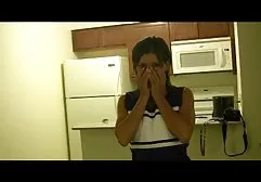 位于床上的卧室，做女同性恋恶作剧