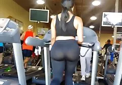 在与一个男人黑发舔阴部情妇金发女郎的约会之前