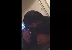 美丽的女同性恋与苗条的数字在网络摄像头前点燃