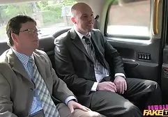 纹身的俄罗斯娃娃与她心爱的男朋友在床上翻滚