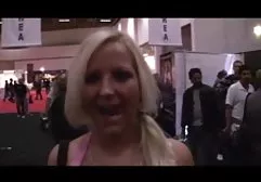 热的俄罗斯摩洛伊斯兰解放阵线在相机上吮吸鸡巴和吃冰淇淋