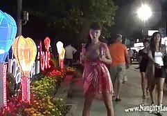 在一对老年人的制服中扮演角色和热性