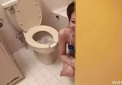 女主人在屁股上击败她的奴隶并给吮吸肛门塞