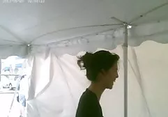 华丽的年轻黑妞诱惑和性交与她心爱的早晨