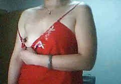 一个年轻人有一个大boobed摩洛伊斯兰解放阵线