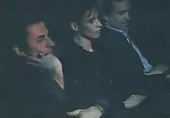 在佣人制服的年轻网模型