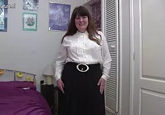 可爱的金发女郎在他们的卧室里性交她的情人