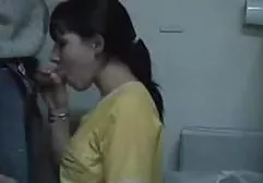 成熟的男人浇水和性交的年轻女孩