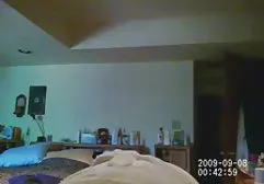 两个漂亮的女孩在一个黑手党游戏中与一个男人做他妈的