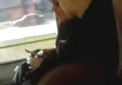 一对年轻夫妇在婚礼期间无法忍受它并且在浴室里性交