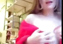 年轻夫妇来到一对成熟的夫妇，并做了一个小狂欢