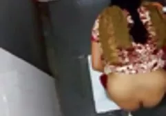 与一个美丽的苗条女孩的色情卡通