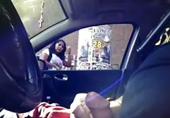 他们带着一个厚厚的村庄阿姨参观，otdzharili的人群在桌子上