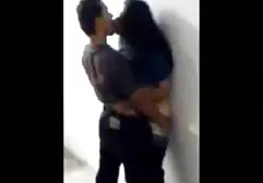 红发美女一次享受两只公鸡，并暨脸上