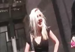 指法她的猫的逗人喜爱的红头发人与她的手指在卫生间里