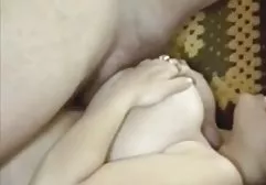 丝袜的胖俄罗斯女人在她的阴部推一个橡胶公鸡