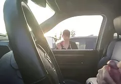 最好是把假阳具放在屁股上，而不是读一本无聊的杂志