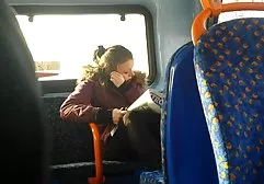 这位俄罗斯姑娘没有看电影，而是伸展双腿，给了她湿润的阴部