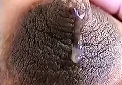 年轻的妻子在她丈夫Kukold面前换钱