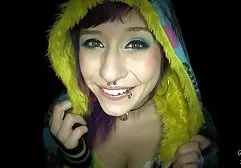 维多利亚与美丽的屁股在连裤袜构成一个朋友在厨房里